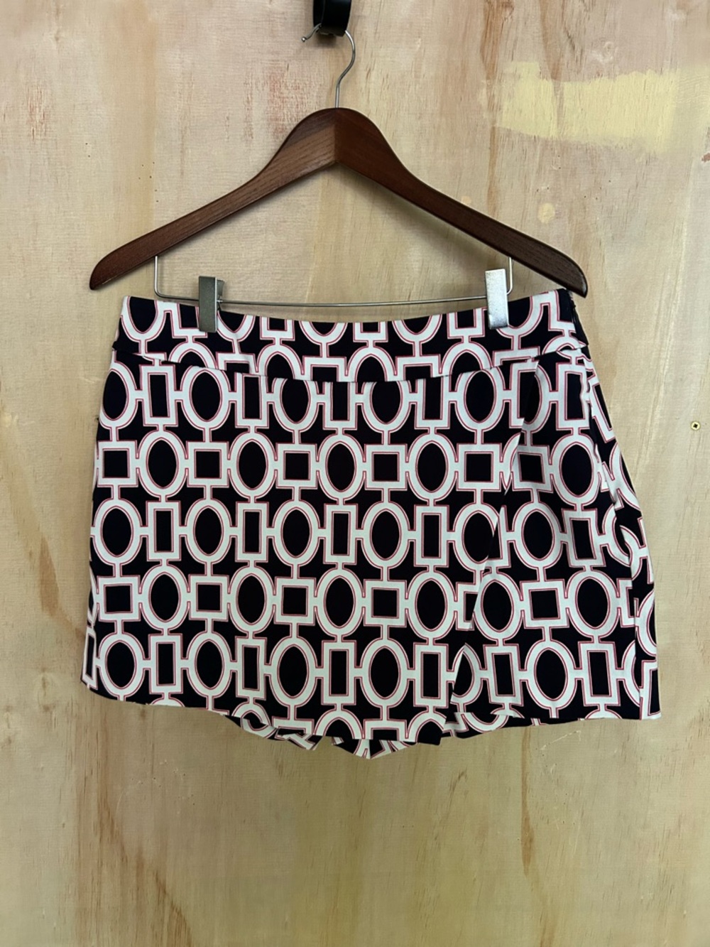 Geometric Print High-Waist Shorts in Black & White